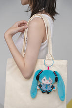 Load image into Gallery viewer, Good Smile Company Vocaloid Character Vocal Series 01: Hatsune Miku Keychain Pouch
