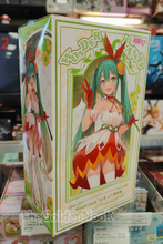 Load image into Gallery viewer, Taito Hatsune Miku Wonderland Thumbelina ver Prize figure
